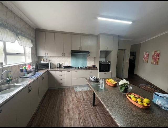 6 BEDROOM HOUSE FOR SALE IN PROTEA HEIGHTS